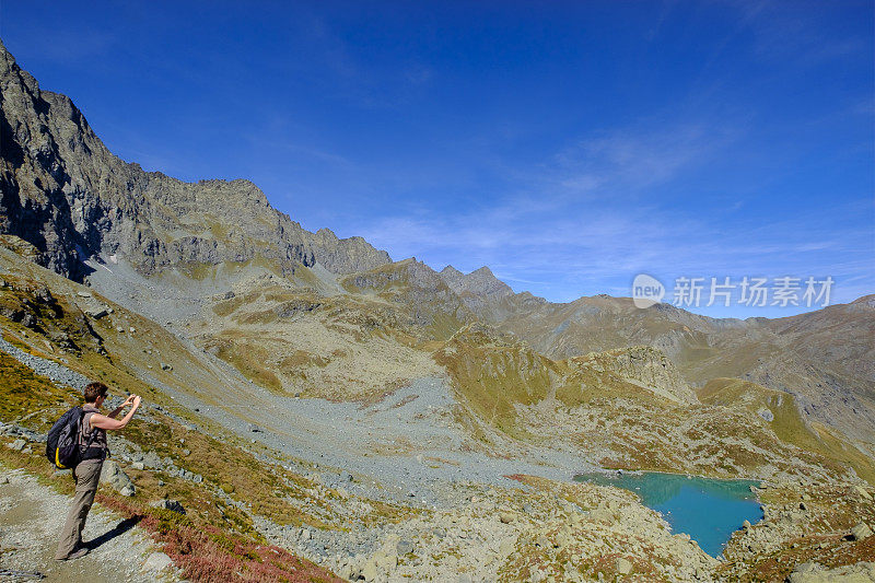 奇亚雷托湖(Lago Chiaretto)，位于蒙维索山脚，从扁德尔雷(Pian del Re)通往里富吉奥塞拉(Rifugio Sella)的小路上。意大利北部皮埃蒙特的科提亚阿尔卑斯山